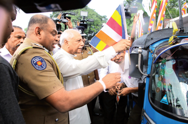 வெசாக் பண்டிகையை முன்னிட்டு முச்சக்கரவண்டிகளில் பௌத்த கொடிகள்