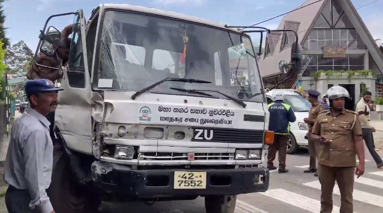 கழிவகற்றும் பௌசர் மோதியதில் இருவர் படுகாயம் !