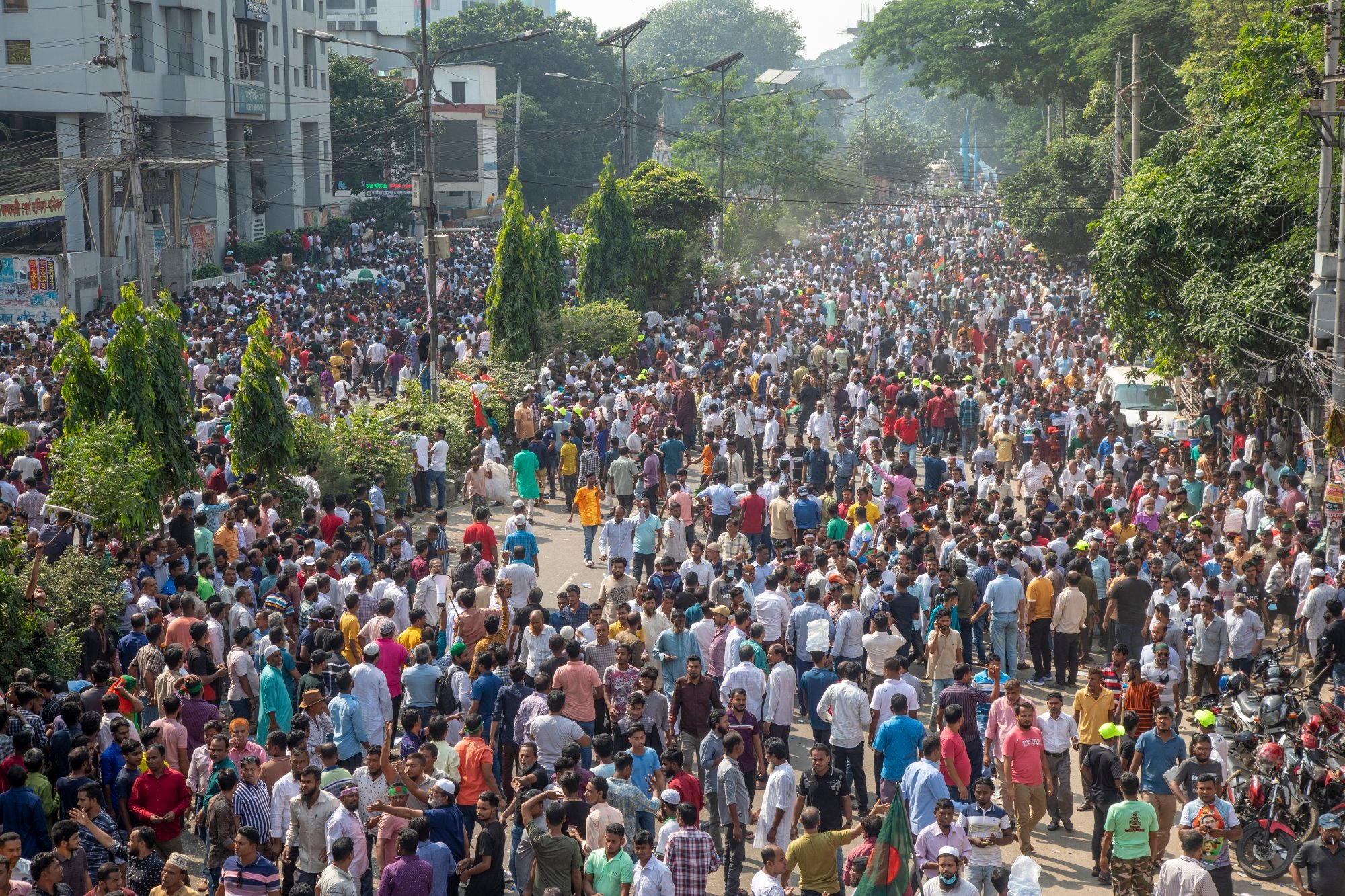 பங்களாதேஷில் இருந்து  இந்தியாவுக்கு செல்ல பலர் முயற்சி !