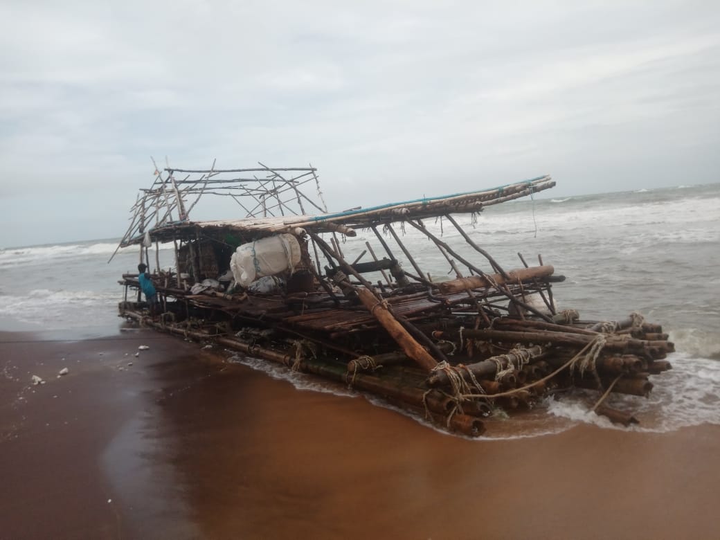 வாகரை கடற்கரையில் ஆளில்ல இந்தோனோசியா நாட்டு படகு மீட்பு