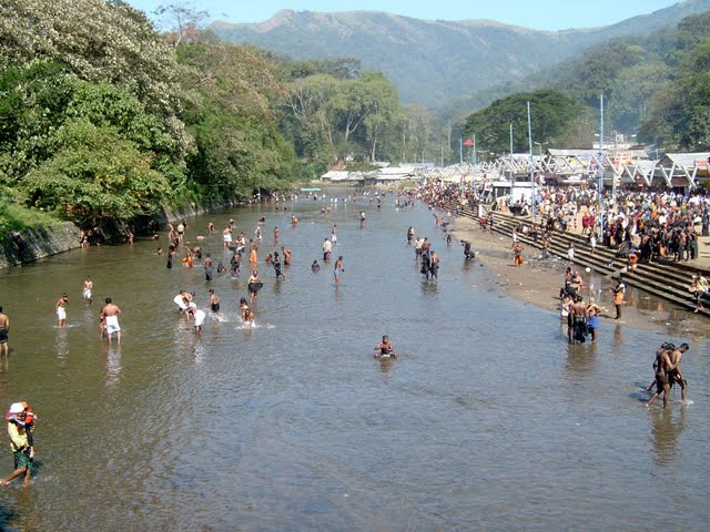 சபரிமலை பக்தர்கள் பம்பை ஆற்றில் இறங்க தடை