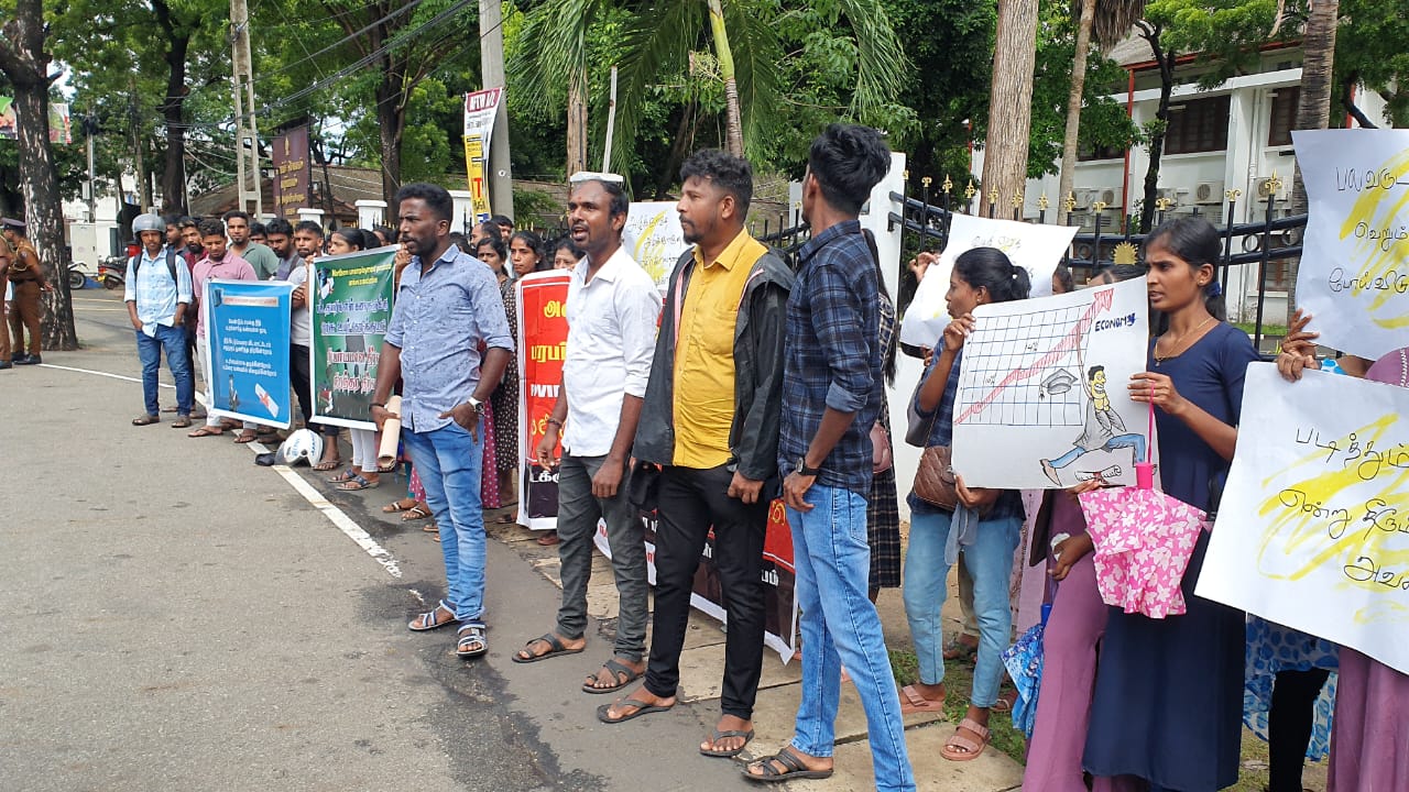 யாழ் மாவட்ட செயலகத்திற்கு முன்பாக வேலையற்ற பட்டதாரிகள் கவனயீர்ப்பு போராட்டம்  !