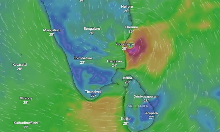 கரையை கடந்தும் நகராமல் இருக்கும் பெஞ்சல் புயல்