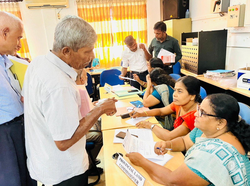 கிழக்கு மாகாண ஆளுநர் செயலகத்தின் ஏற்பாட்டில் மட்டக்களப்பில் நடமாடும் சேவை