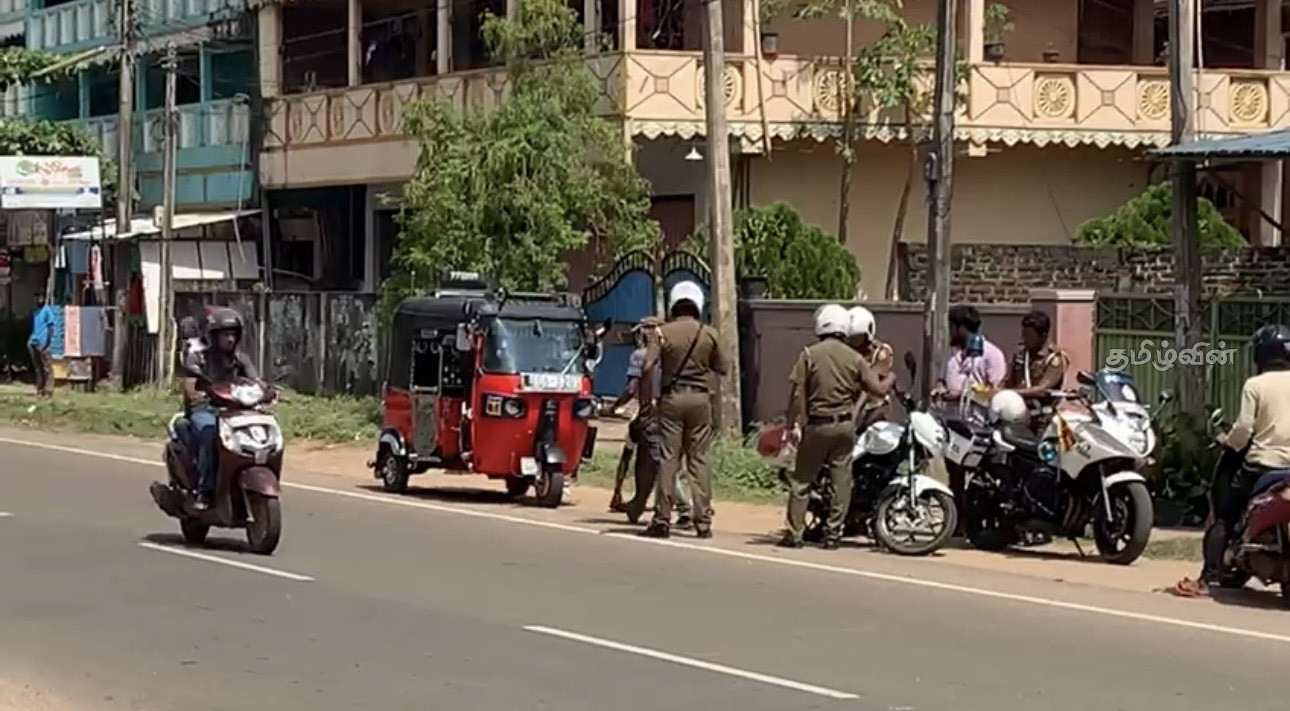 வவுனியாவில் முச்சக்கர வண்டியின் மேலதிக பாகங்களுக்கு தண்டப்பணம் விதித்த பொலிசார்: மேலதிக பாகங்களை உடைத்து வீசிய சாரதி