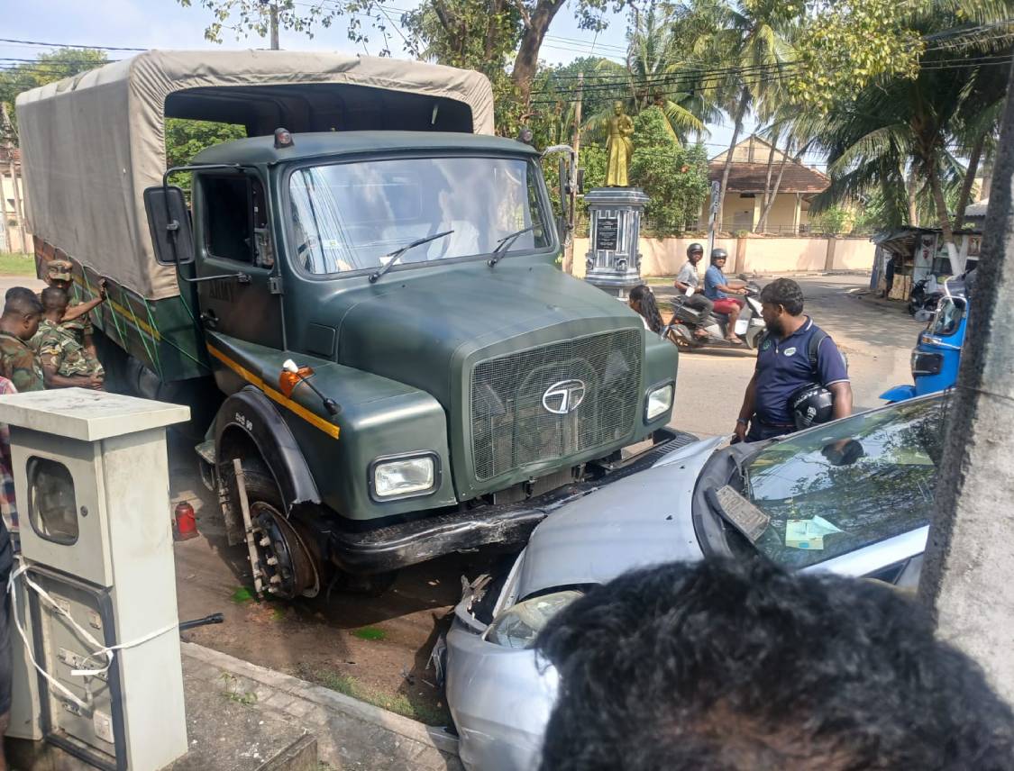 யாழ்ப்பாணத்தில் இராணுவ வாகனமும் காரும் நேருக்கு நேர் மோதி விபத்து