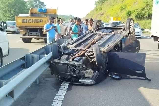தெற்கு அதிவேக நெடுஞ்சாலையில் கார் தடுப்புச் சுவரில் மோதிய விபத்தில் பெண்ணொருவர் உயிரிழப்பு இருவர் காயம்