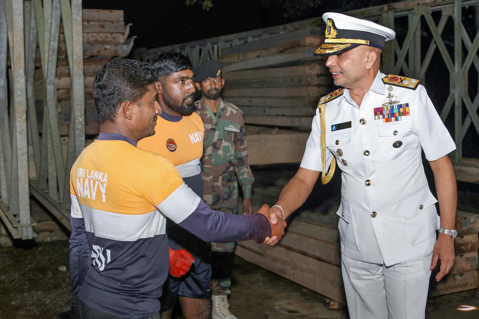 அம்பன் கங்கை வழியாக பொதுமக்களுக்கு போக்குவரத்து வசதிகளை வழங்கும் கடற்படையின் செயல்பாட்டை கடற்படைத் தளபதி கண்காணித்தார்