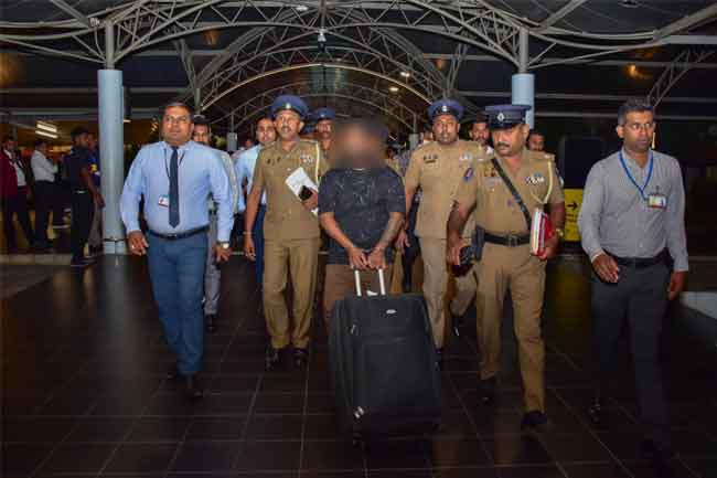 பாதாள உலகக் குழுவைச் சேர்ந்த கெசல்வத்தே தினுஷ,இந்தியாவில் இருந்து இலங்கைக்கு அழைத்துவரப்பட்டுள்ளார்