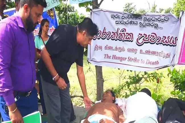 தொடர் உண்ணாவிரத போராட்டத்தில் ஈடுபட்டுள்ள பாடசாலை அபிவிருத்தி உத்தியோகத்தர்களை சந்திக்க சென்ற எதிர்க்கட்சித் தலைவர் சஜித்