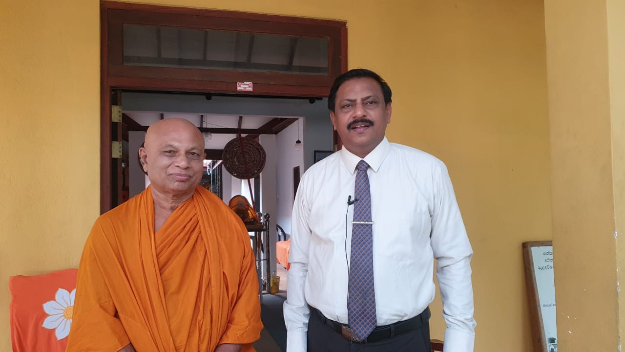 தையிட்டி திஸ்ஸ விகாரையின் விகாராதிபதி யாழ். மாவட்ட அரசாங்க அதிபரை சந்தித்தார்
