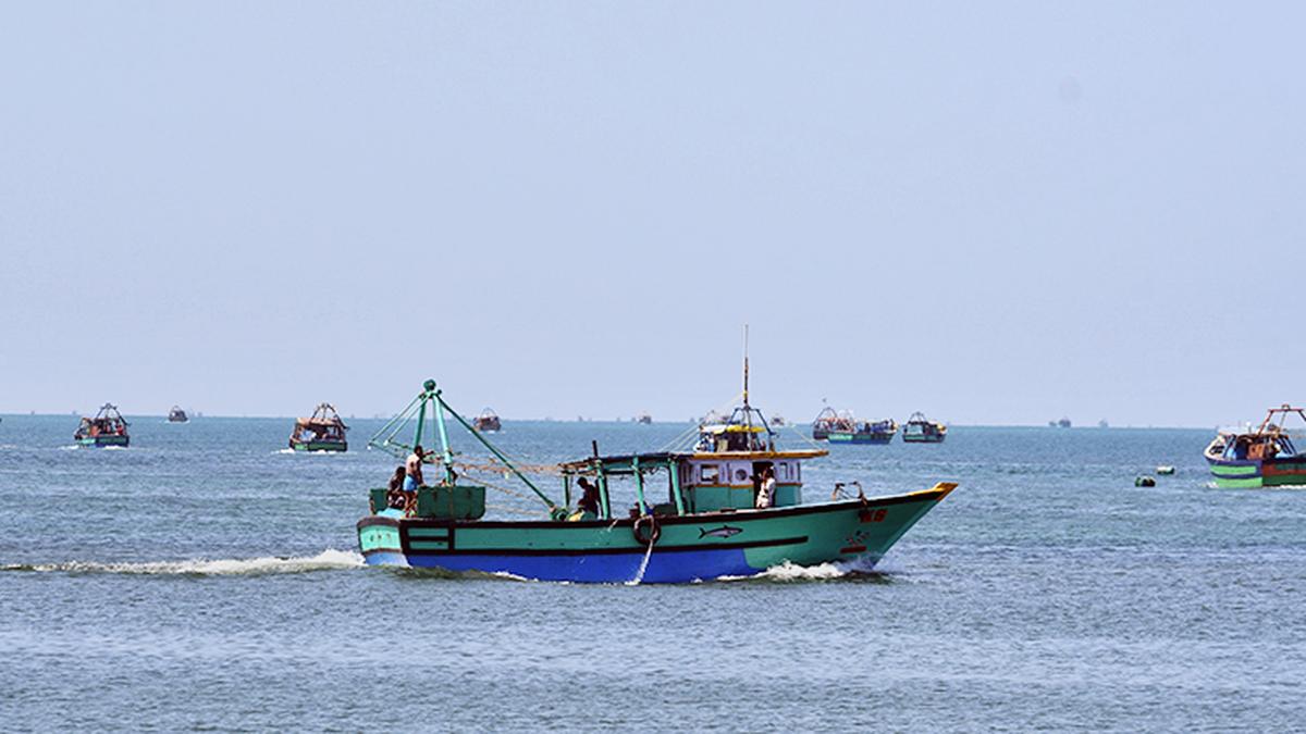 விசைப்படகுடன் 10 மீனவர்கள் கைது