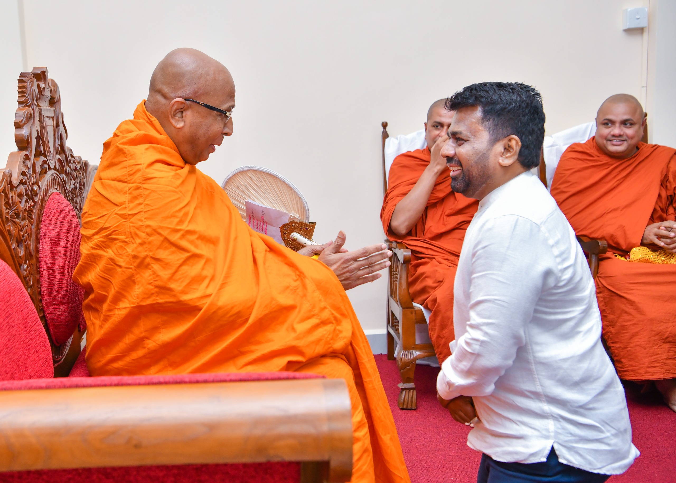 ஜனாதிபதி அமரபுர மகா நாயக்க தேரரை சந்தித்து ஆசி பெற்றார்
