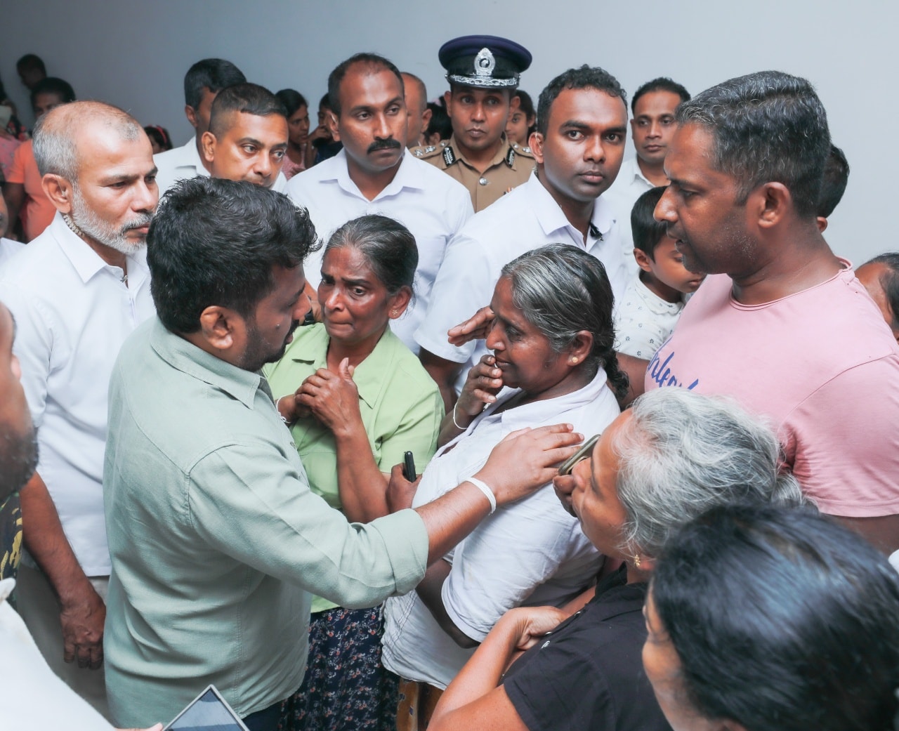 மண்சரிவினால் வீடுகளை இழந்து, வெல்கால ஸ்ரீ சுதர்சனராமய விகாரையில் தங்கியுள்ள  மக்களிடம் ஜனாதிபதி நலன் விசாரித்தார்.