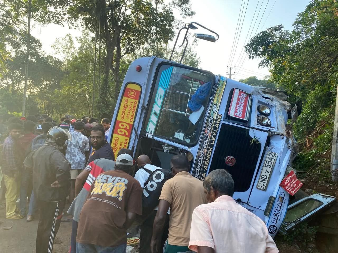 ஹல்துமுல்லயில் பஸ் விபத்து ஓட்டுநர் உயிரிழப்பு                                                                   பஸ் கதவை மூட முயற்சித்தபோது கட்டுப்பாட்டை இழந்த சாரதி