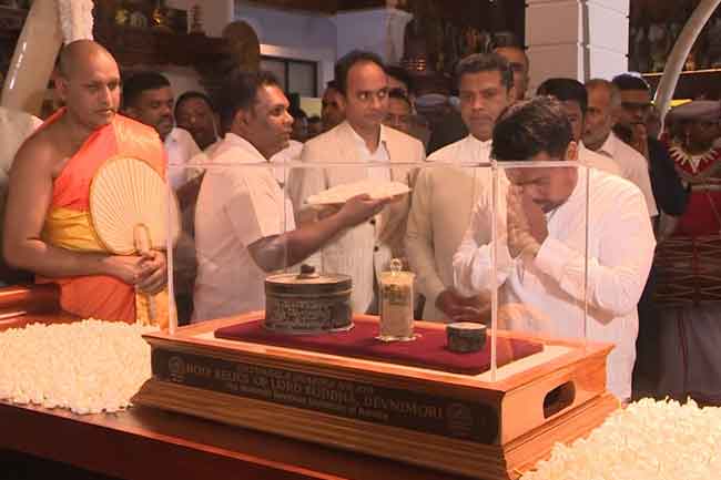 இந்தியாவிலிருந்து கொண்டுவரப்பட்டு கங்காராம விஹாரையில் வைக்கப்பட்ட புத்தரின் புனித தாதுக்களை வழிபடும் புண்ணிய மகோற்சவத்தில் ஜனாதிபதி கலந்துகொண்டார்
