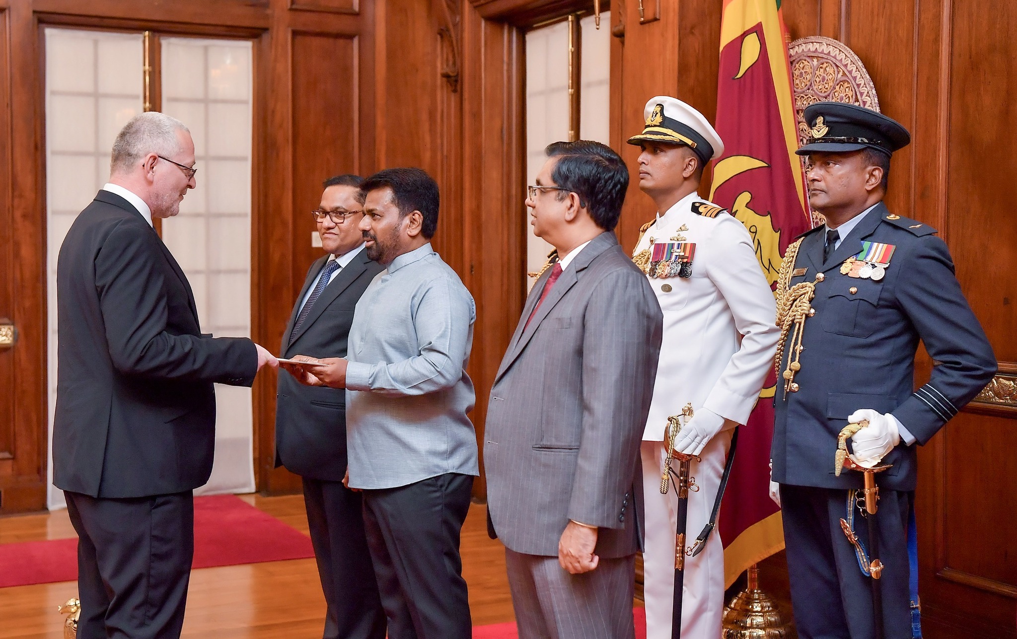 மூன்று புதிய தூதுவர்கள் ஜனாதிபதியிடம் நற்சான்றிதழ் பத்திரங்களைக் கையளித்தனர்