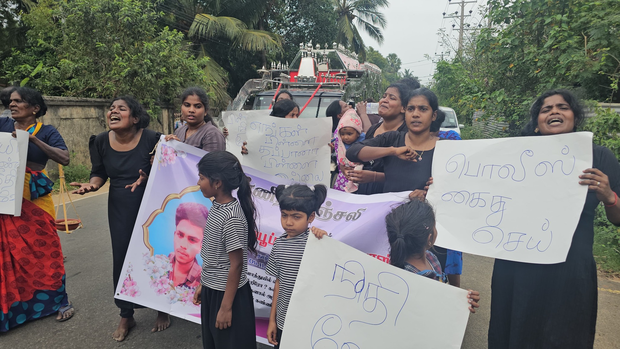 யாழில் உயிரிழந்த சிறுவனுக்கு நீதி கோரி உறவினர்கள் போராட்டம்