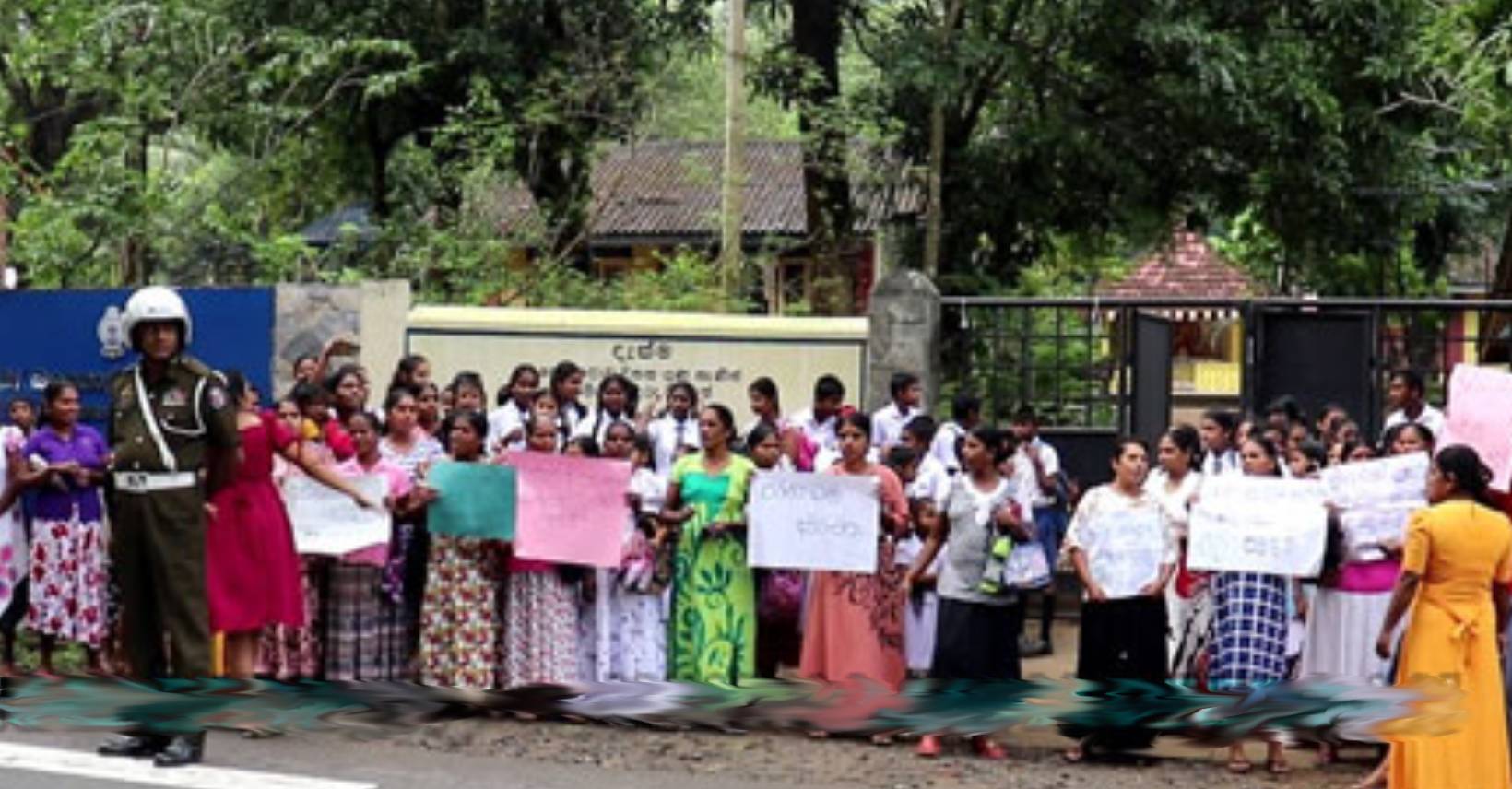 மீகஹகிவுல பலகொல்ல வித்தியாலயத்திற்கு முன் பெற்றோர் ஆர்ப்பாட்டம்