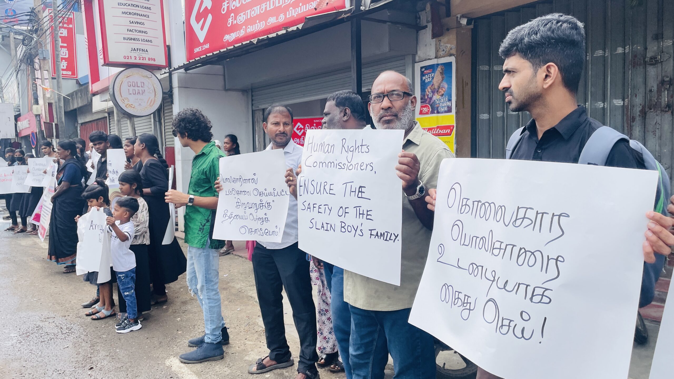 யாழில் பொலிஸாரின் துப்பாக்கிச் சூட்டில் உயிரிழந்த சிறுவனுக்கு நீதி கோரி போராட்டம்