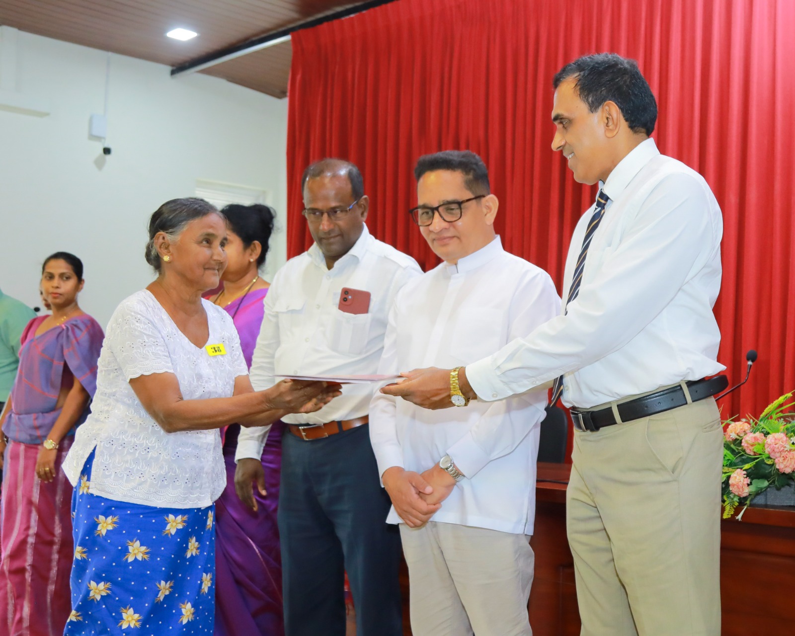வத்தளை பிரதேச சபைப் பகுதியில் உள்ள அரசாங்க காணிகளில் வசிப்பவர்களுக்கு இலவச மானிய அனுமதிப்பத்திரங்கள்