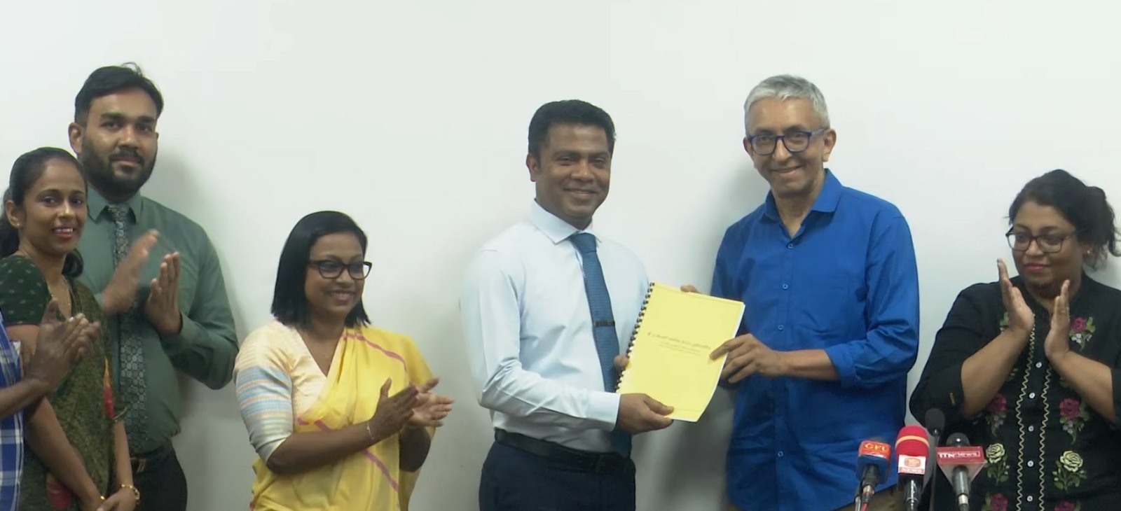 “தேசிய ஊடகக் கொள்கையின்” மேம்படுத்தப்பட்ட வரைவினை அமைச்சர் மற்றும் பிரதியமைச்சரிடம் கையளிக்கும் நிகழ்வு