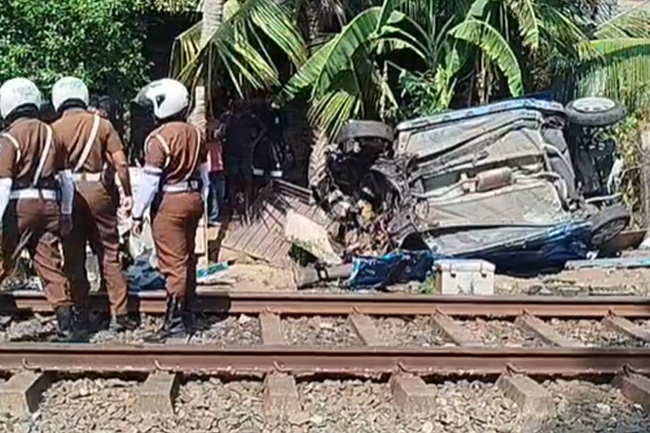 வாதுவையில் ரயிலுடன் கார் மோதி விபத்து