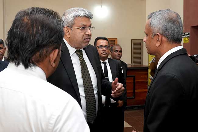 வெள்ளத்தால் பாதிக்கப்பட்ட கண்டி நீதிமன்றம் ; அமைச்சர் ஹர்ஷன நாணயக்கார ஆய்வு