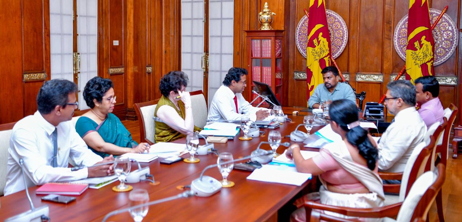 அமைச்சரவை முடிவு செயலாற்றுகை அதிகாரிகள் குழு ஜனாதிபதியை சந்தித்தது
