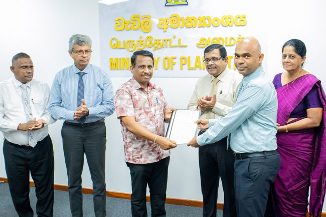 தேங்காய் கைத்தொழில் மறுமலர்ச்சிக்காக 56 புதிய அதிகாரிகள் நியமனம்