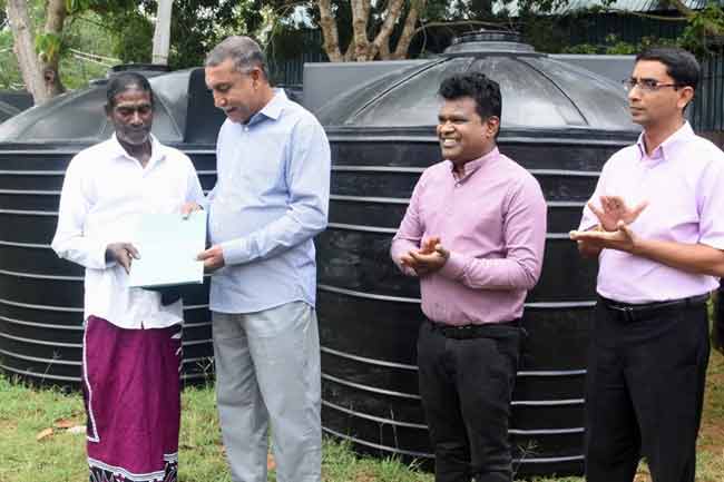 வவுனியாவில் உள்ள குறைந்த வருமானம் கொண்ட குடும்பங்களுக்கு மழைநீர் தொட்டிகள் வழங்கும் நிகழ்வு