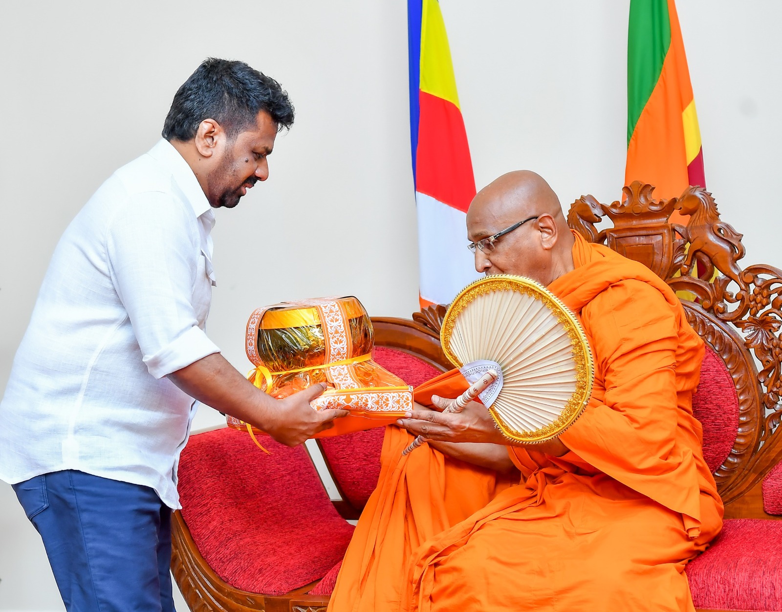 ஜனாதிபதி அமரபுர மகா நிகாயவின் மகா நாயக்க தேரரைச் சந்தித்து ஆசி பெற்றார்