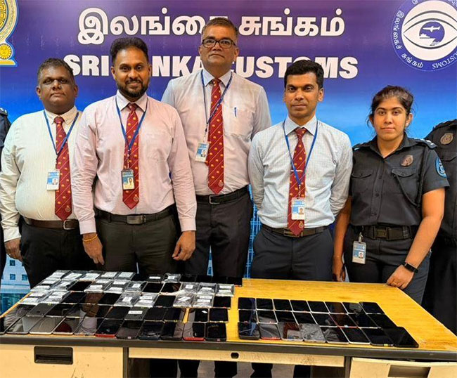 சைபர் குற்றங்களுக்காக என சந்தேகிக்கப்படும் 51 லட்சம் பெறுமதியான 87 கைத்தொலைபேசிகளுடன் மூன்று சீனர்கள் கட்டுநாயக்காவில் கைது சைபர் குற்றங்களுக்காக என சந்தேகிக்கப்படும் 51 லட்சம் பெறுமதியான 87 கைத்தொலைபேசிகளுடன் மூன்று சீனர்கள் கட்டுநாயக்காவில் கைது