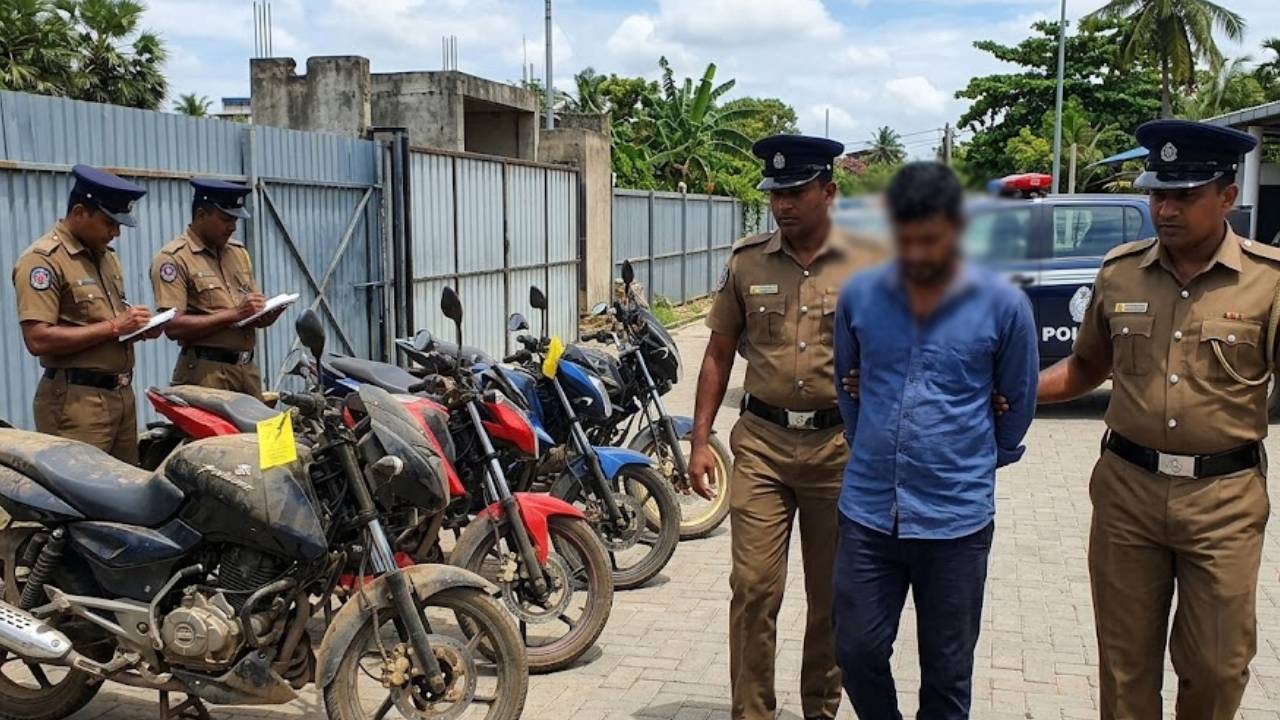 சட்டவிரோதமாக நாட்டிற்குள் கொண்டுவரப்பட்ட மோட்டார் சைக்கிள்களுடன் ஒருவர் கைது