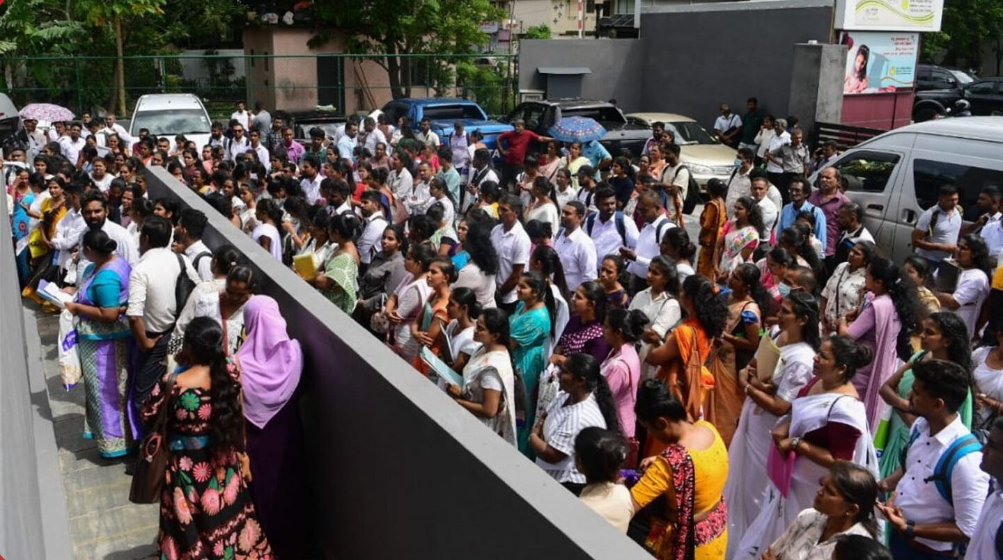 சுகாதார பணி உதவியாளர் பதவிக்கான நேர்முகத் தேர்வுகள் ஆரம்பம் – 1,989 வெற்றிடங்களுக்கு 92,000 விண்ணப்பங்கள் சுகாதார பணி உதவியாளர் பதவிக்கான நேர்முகத் தேர்வுகள் ஆரம்பம் – 1,989 வெற்றிடங்களுக்கு 92,000 விண்ணப்பங்கள்