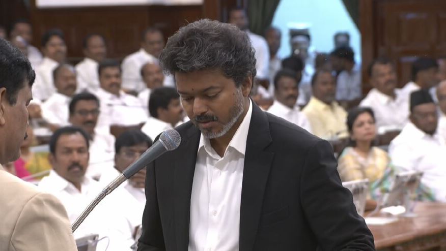 சட்டமன்ற உறுப்பினராக பதவியேற்றார் முதலமைச்சர் விஜய் சட்டமன்ற உறுப்பினராக பதவியேற்றார் முதலமைச்சர் விஜய்