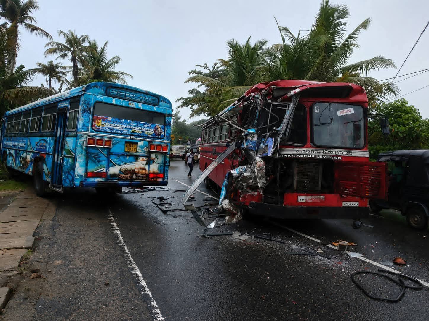 கொழும்பு – கதிர்காமம் பிரதான வீதியில் பேருந்துகள் மோதி விபத்து