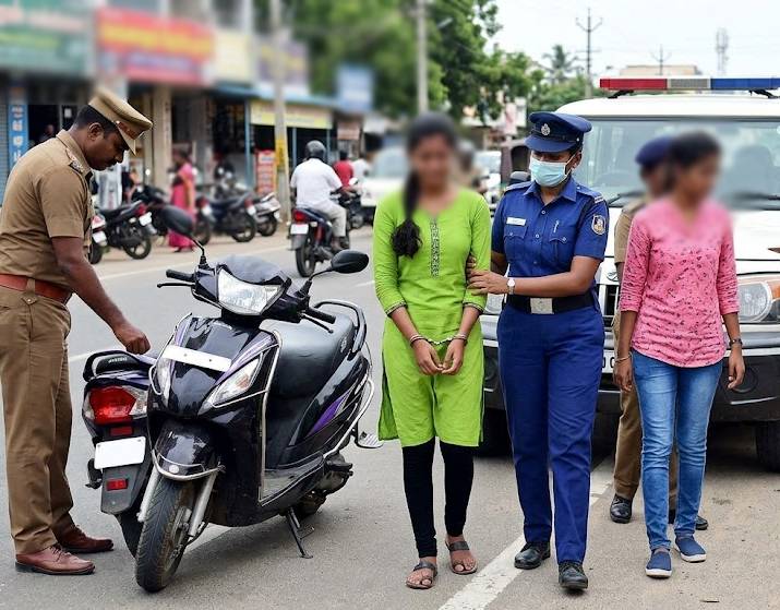 தலைக்கவசம் இன்றி பயணித்த யுவதிகள் கைது