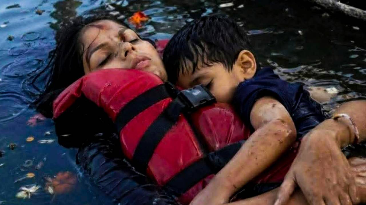 சுற்றுலா படகு கவிழ்ந்த விபத்தில் உயிரிழந்த தாய் மற்றும் 4 வயது மகனின் உடல்கள் கட்டியணைத்தபடி மீட்பு