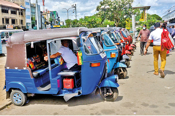 முச்சக்கரவண்டி கட்டணங்களை அதிகரிக்குமாறு சங்கம் கோரிக்கை முச்சக்கரவண்டி கட்டணங்களை அதிகரிக்குமாறு சங்கம் கோரிக்கை