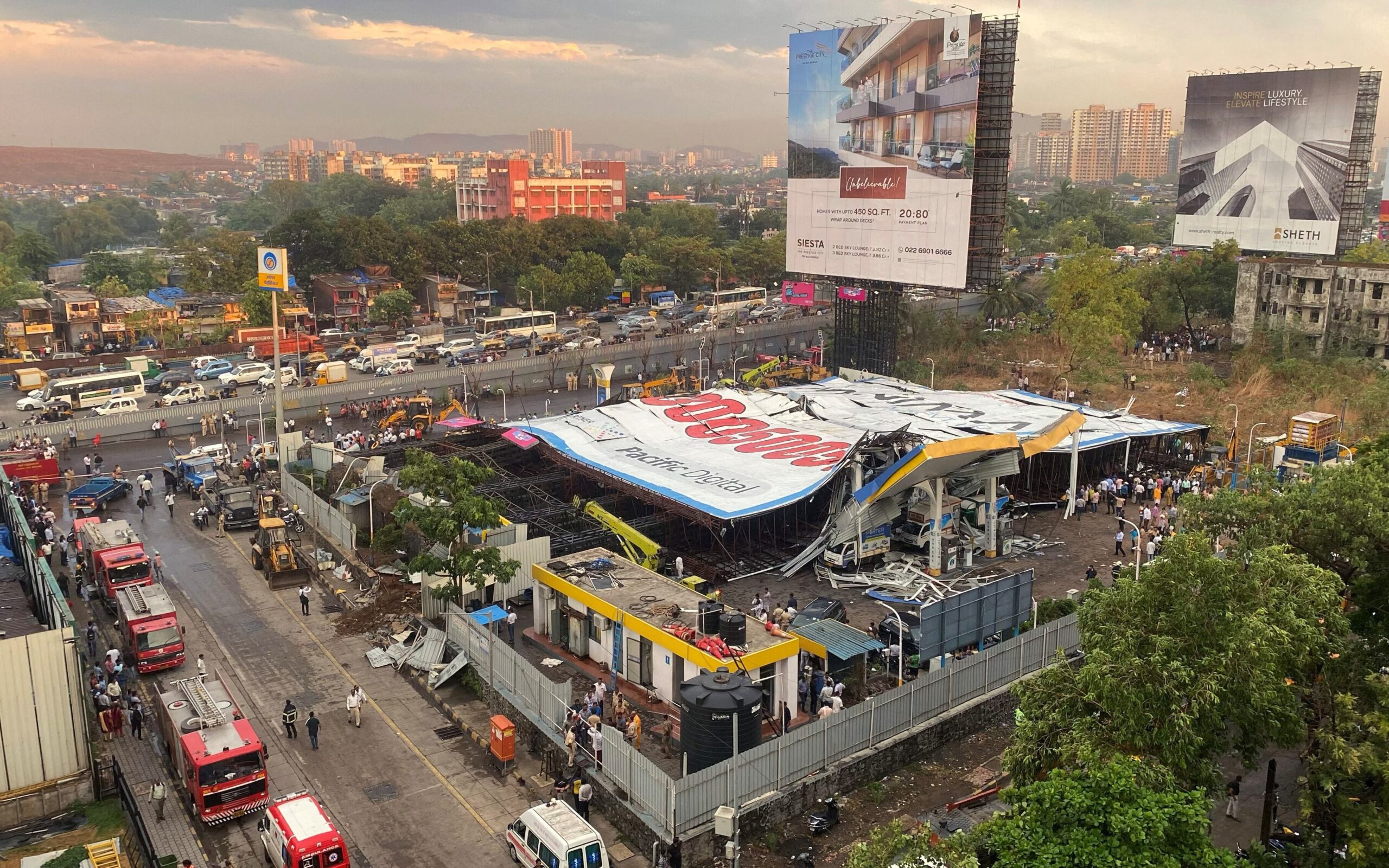 விளம்பர பலகை விழுந்து  14 பேர் பலி