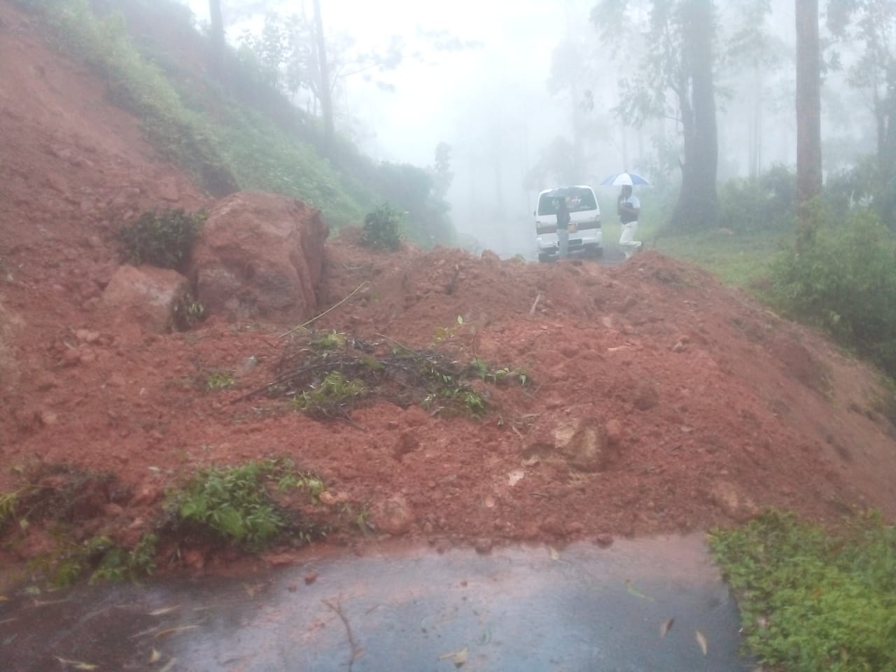 பூண்டுலோயா- நுவரெலியா பிரதான வீதியில் போக்குவரத்து பாதிப்பு