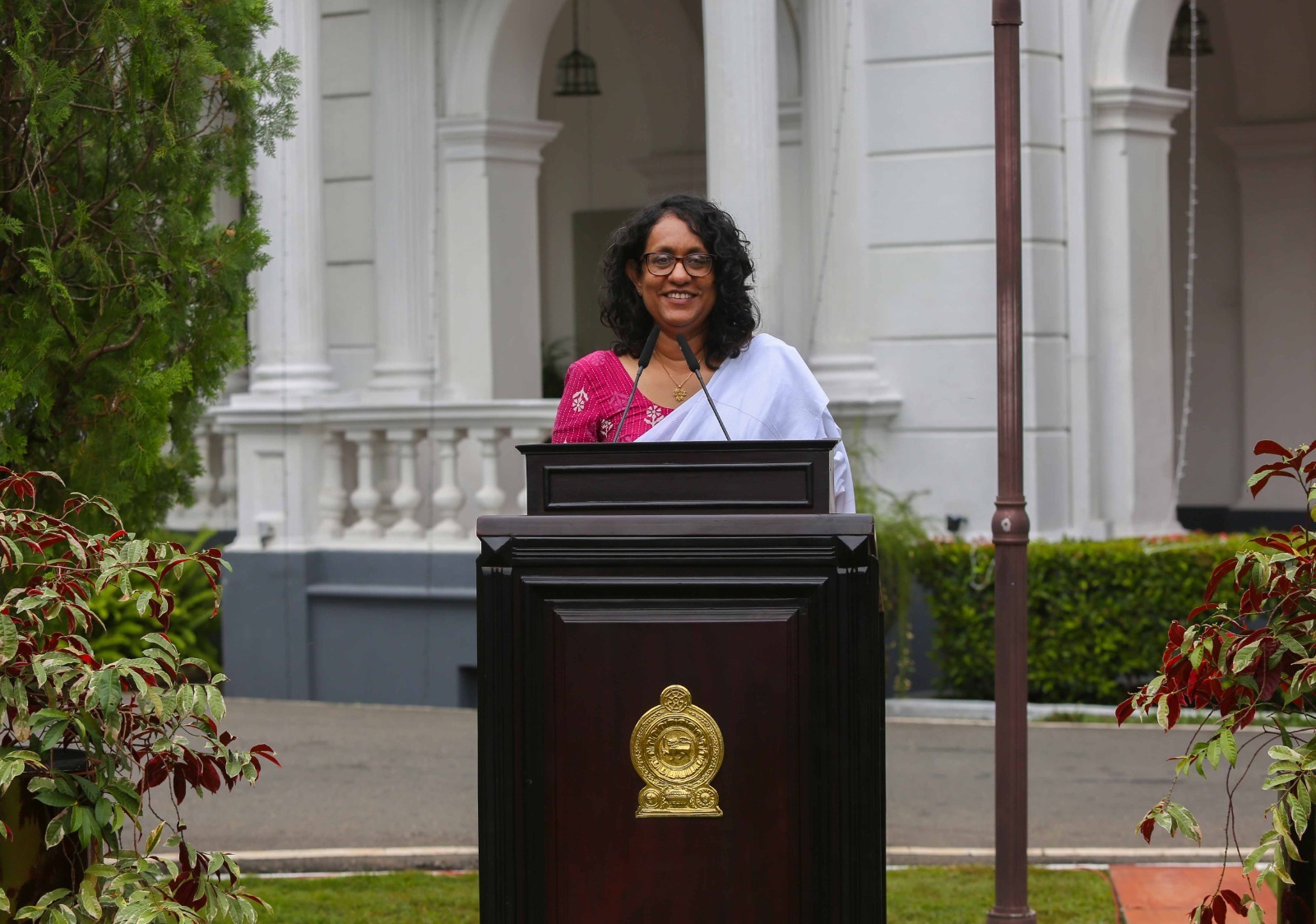 மக்களுக்கான சேவைகள் நிறைவேற அர்ப்பணிப்புடன் செயலாற்றுவோம்