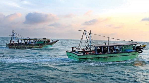 சட்டவிரோதமான முறையில் மீன் பிடியில் ஈடுபட்ட இந்திய மீனவர்கள் 10 பேர் கைது